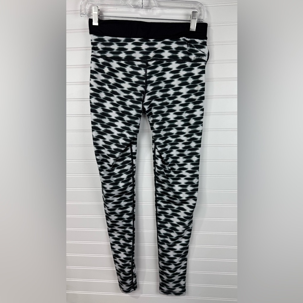 Nike women’s relay Dri-Fit black & white pattern athletic legging. Size small - Picture 3 of 10